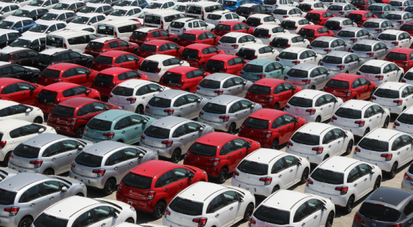 Fahrzeugflotte auf Parkplatz