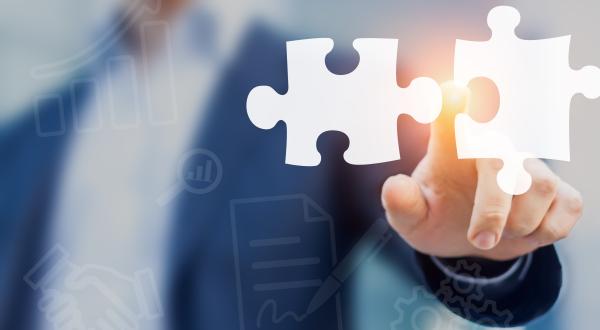 Mann klickt auf Puzzlestücke