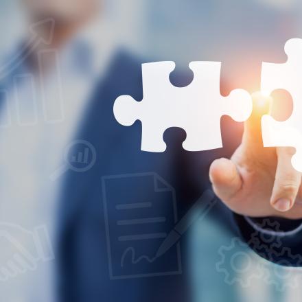 Mann klickt auf Puzzlestücke